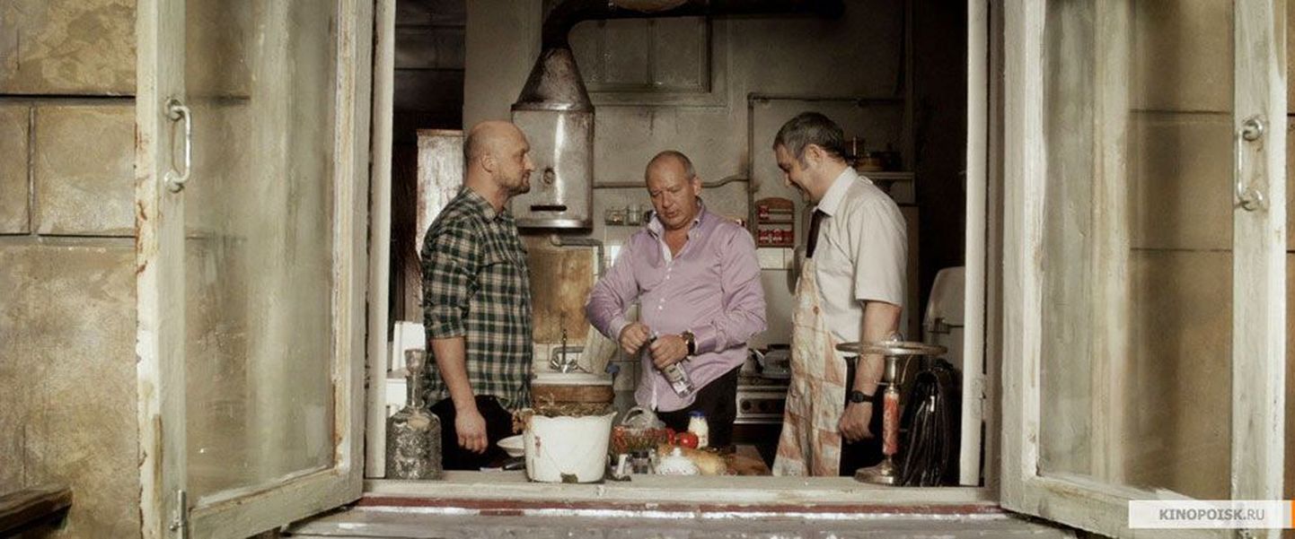 В этой компании самые откровенные разговоры ведутся на кухне. Слева направо: Гоша Куценко, Дмитрий Марьянов, Константин Юшкевич.