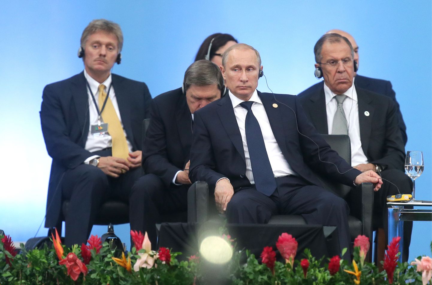 President Vladimir Putin (ees keskel), taga vasakul paistavad pressisekretär Dmitri Peskov ja paremal välisminister Sergei Lavrov.