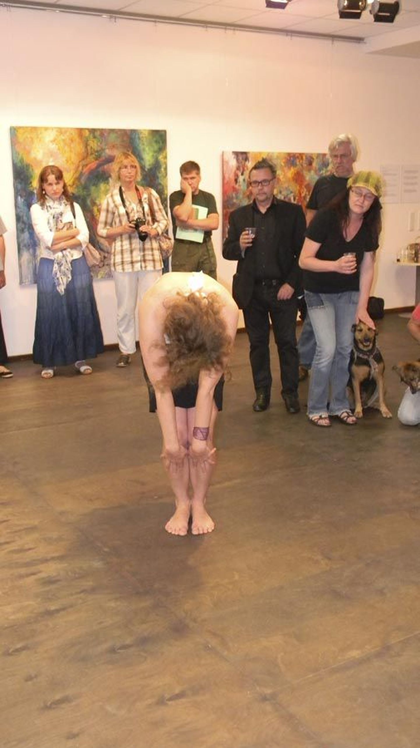 Tantsija ja kunstnik Sanna Karlsson-Sutisna esitas näituse avamisel vaimuka performance’i «Tuhkatriinu».