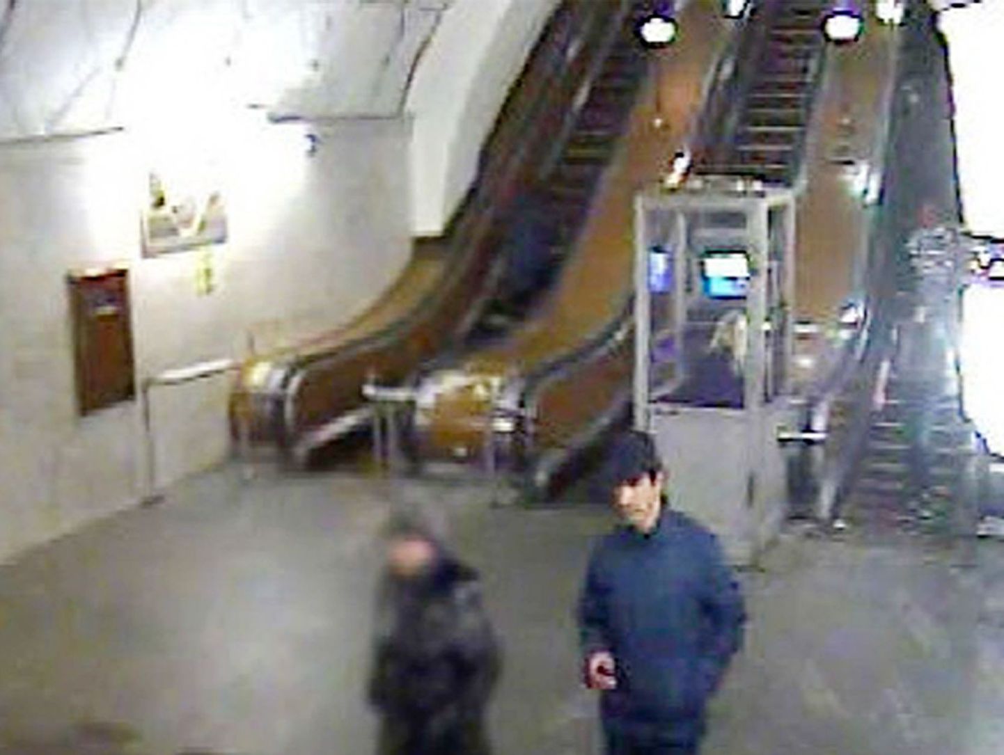 Видеоизображение боевика с камеры наблюдения в метро.