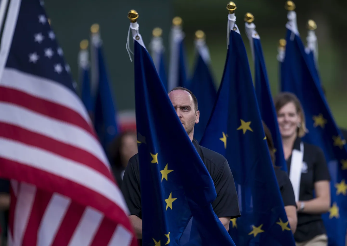 Ameerika Ühendriikide ja Euroopa Liidu lipud.