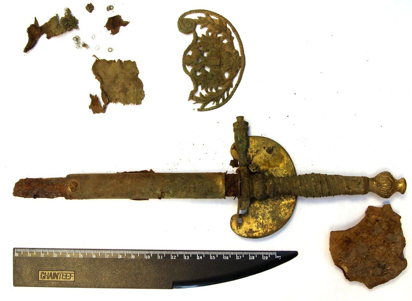 Roosipõõsa august leitud murdunud teraga mõõk ja selle osised.