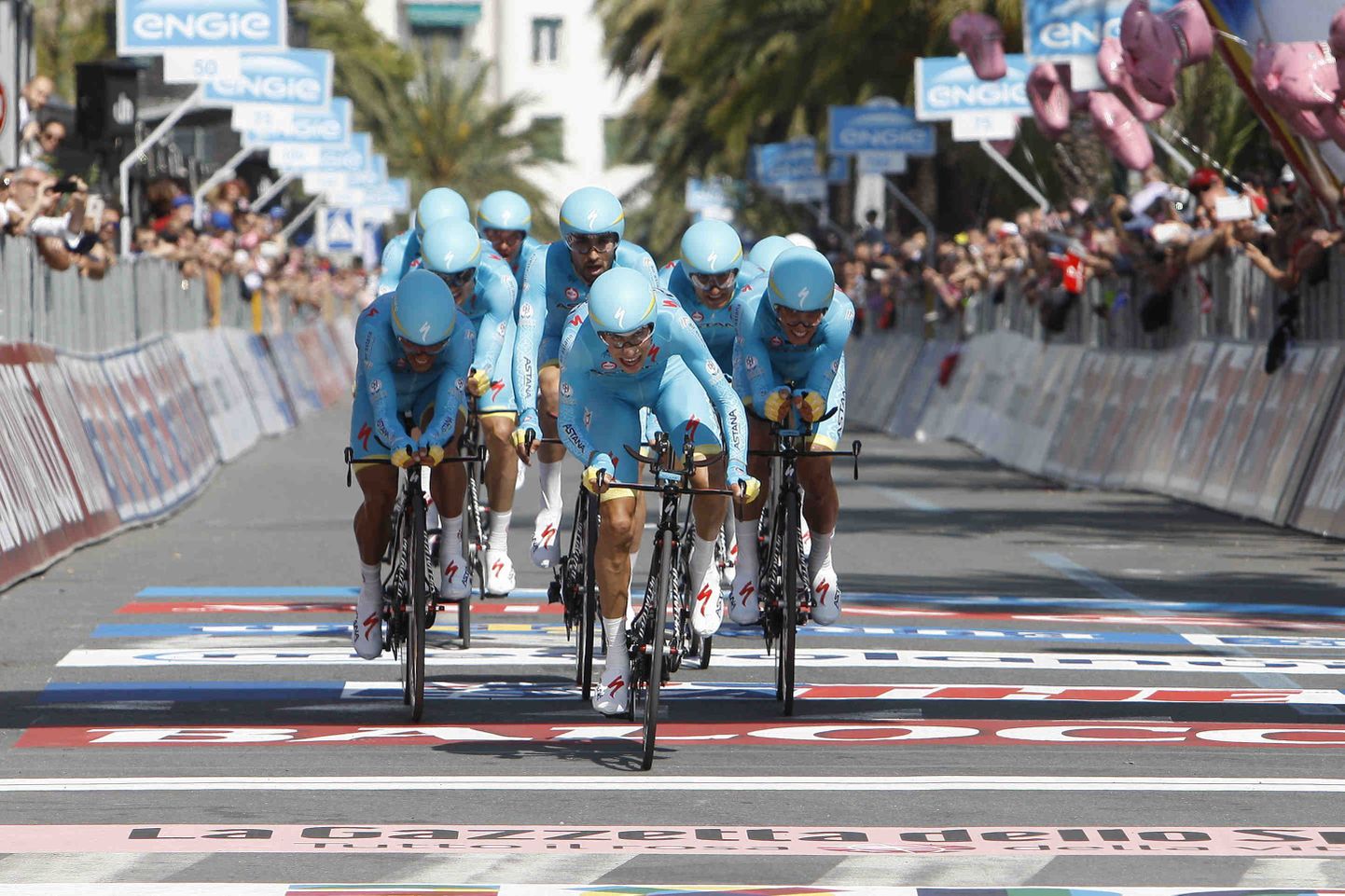Astana meeskond Giro d'Italia avaetapi lõpujoont ületamas.