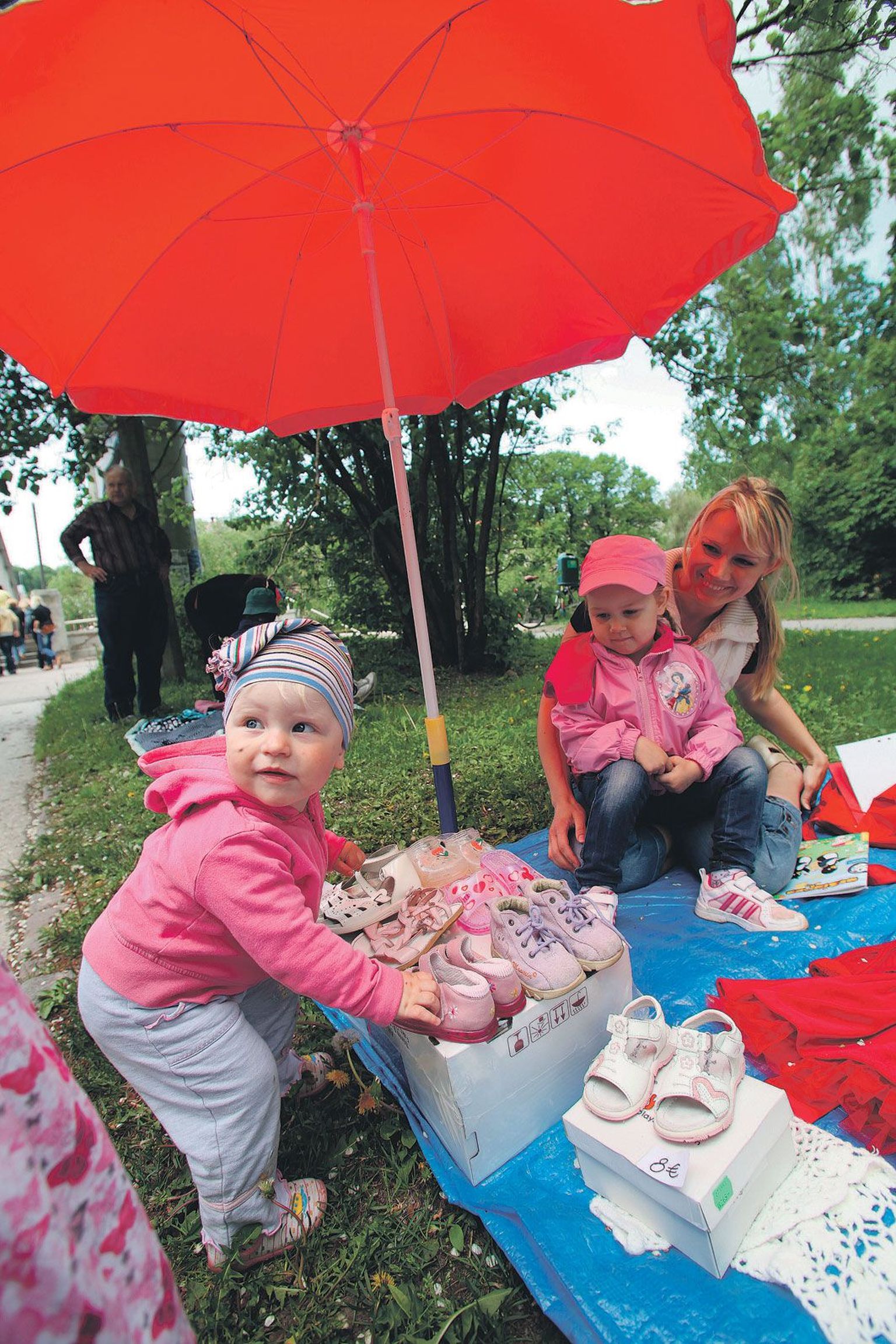 Nagu tõeline naine kunagi, uuris Reti Soe (1 a ja 1 k) laupäeval Emajõe ääres peetud esimesel täikal suure huviga kingi, millega kauplesid Anni Ambos (2) ja ta ema Monica Roosve.