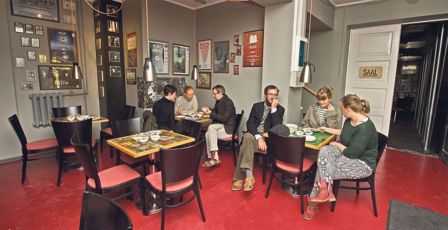 Uue Teatri kohvikus istuvad näitlejad Maarja Mitt (vasakult) ja Maarja Jakobson ning teatri juht Raul Oreškin. Teise laua rahvas on teatri loominguline juht Ivar Põllu, projektijuht Marie Kliiman ja produtsent Maarja Mänd.