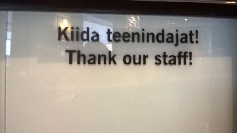 «Kiida teenindajat!» ja selle ingliskeelne vaste ühes Tallinna hotellis.