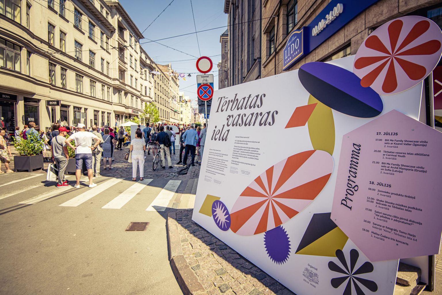 Tartu-nimeline tänav Tērbatas iela tehti paari nädala eest autovabaks. Silt tutvustab tänava alguses jalakäijate tänava projekti.