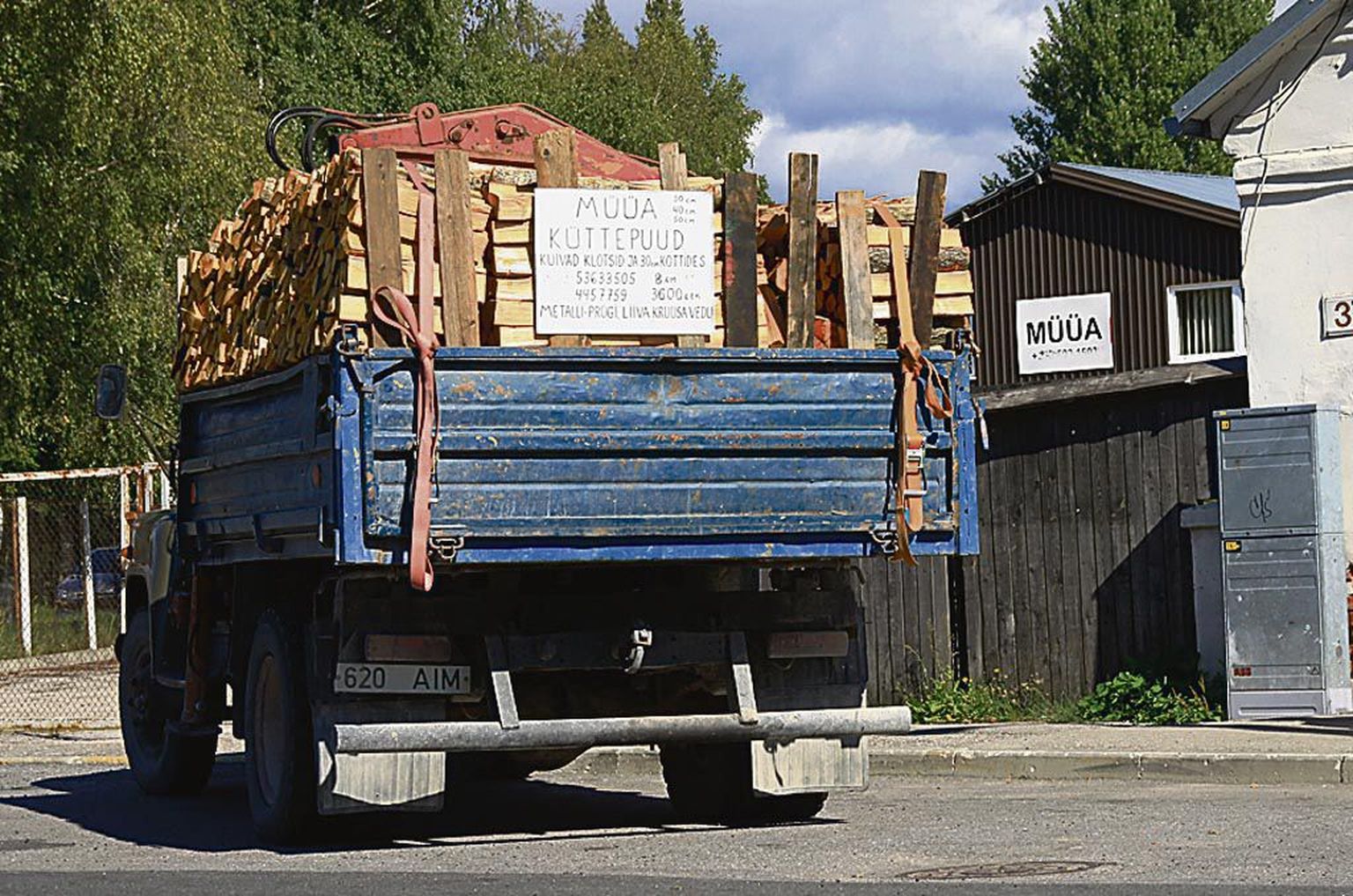 Müügiks küttepuud Vana-Pärnus.