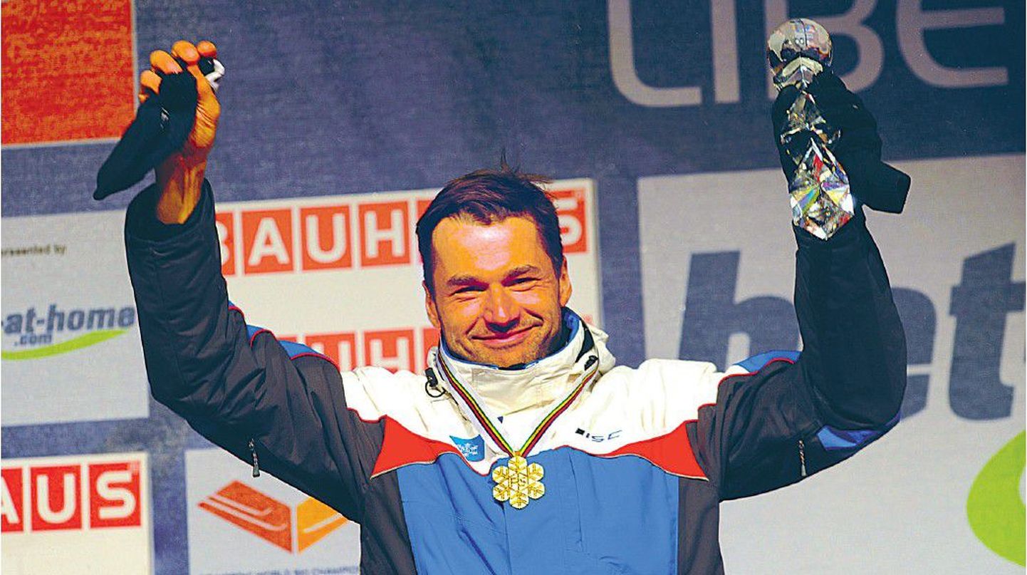 Liberec, 20. veebruar 2009: maailmameister Andrus Veerpalu kuldmedali ja kristallgloobusega.