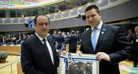 Ратас подарил Олланду фотографию французских военнослужащих в Тапа