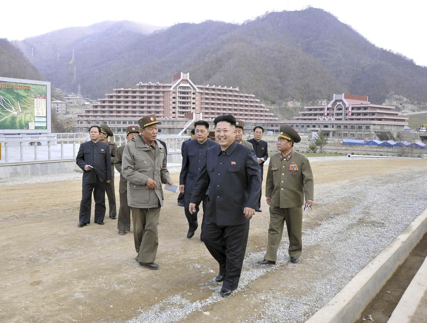 Põhja-Korea liider Kim Jong-un (ees keskel) tutvub ehitustöödega Masik Passi suusakuurordis.