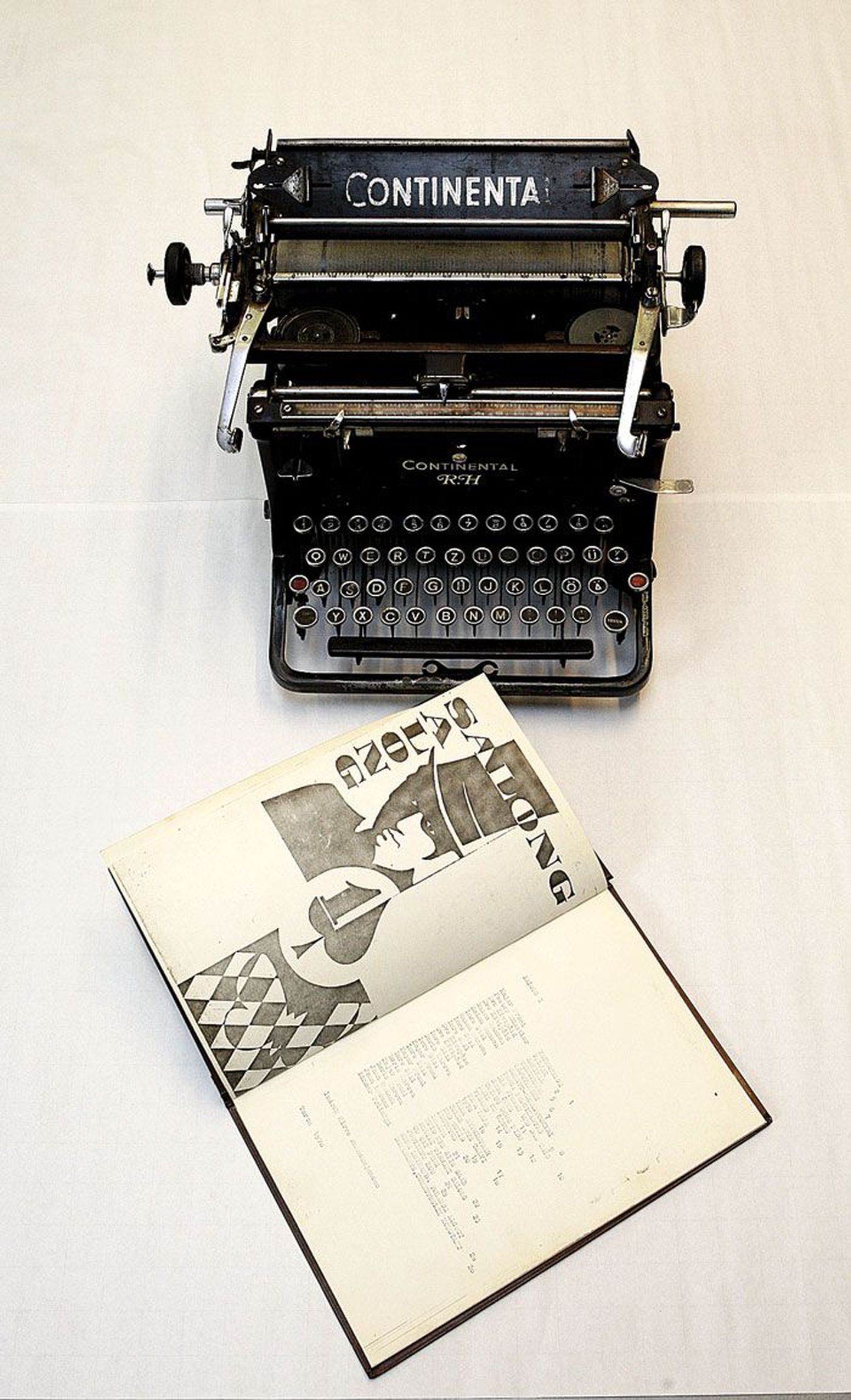 Almanahhi Salong trükkimisel aastal 1978 on kasutatud kirjutusmasinat Continental. Mõned aastad varem tegi see oma tööd veel Tartu rajooni Tuleviku kolhoosi kontoris.