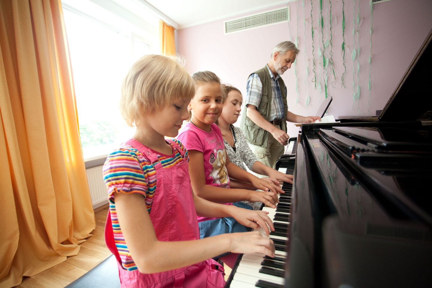 Mängivad kuuel käel. Toivo Peäske juhendamisel harjutavad ansamblimängu klaveripiigad Darina Tšudakova (vasakult), Lisa Belikova ja Uliyana Safiullina.