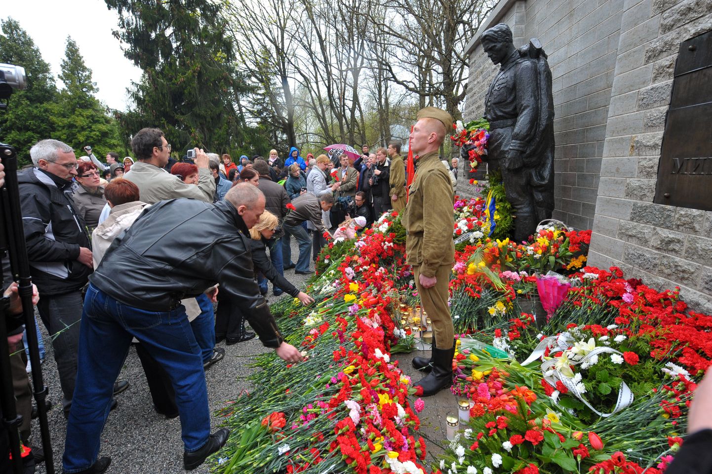 Sajad inimesed viisid 9. mai puhul pronkssõduri jalamile lilli.