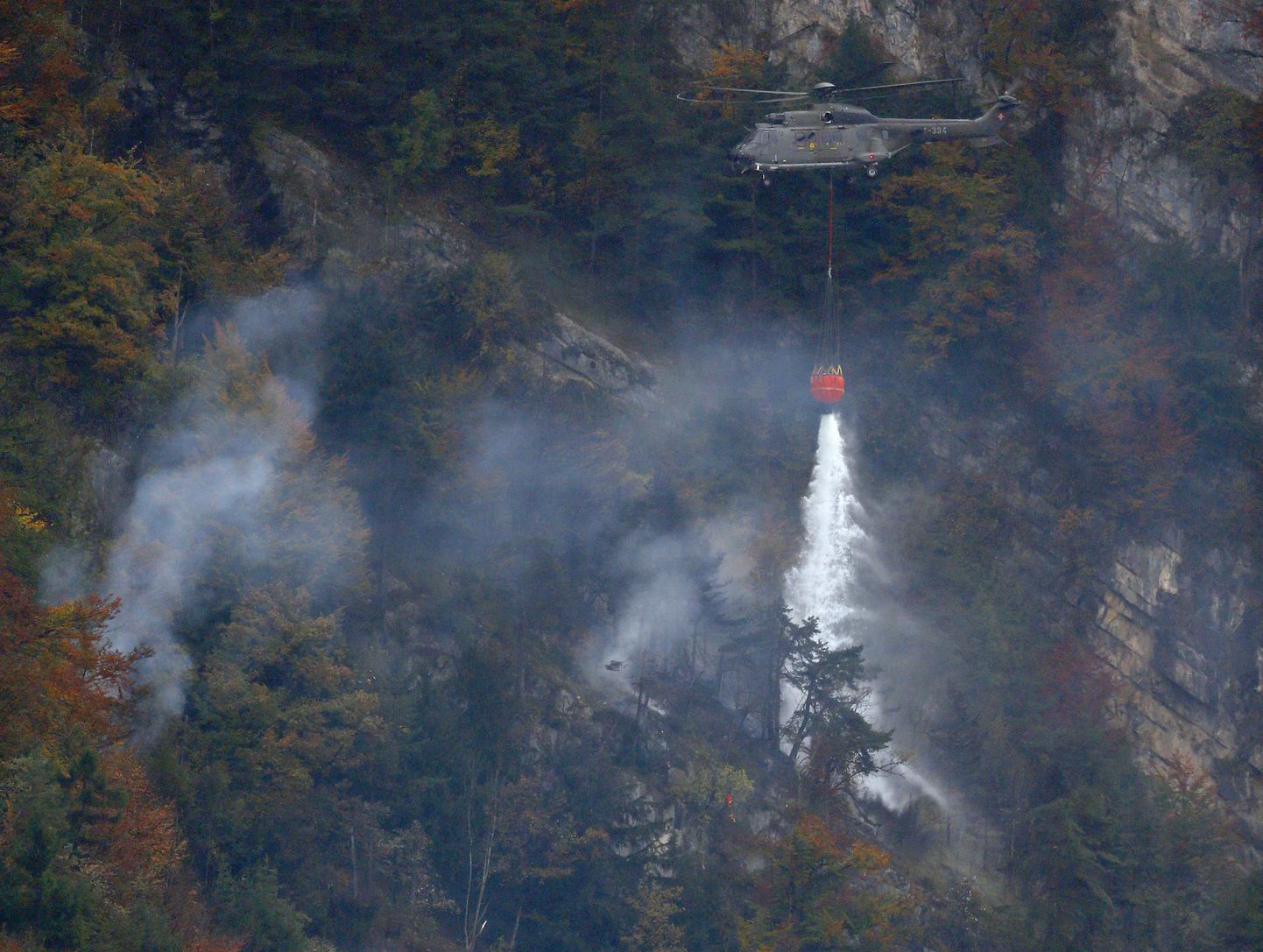 Šveitsi armee helikopter Superpuma abistab lennukivrakki ja meeskonda otsivaid päästjaid.