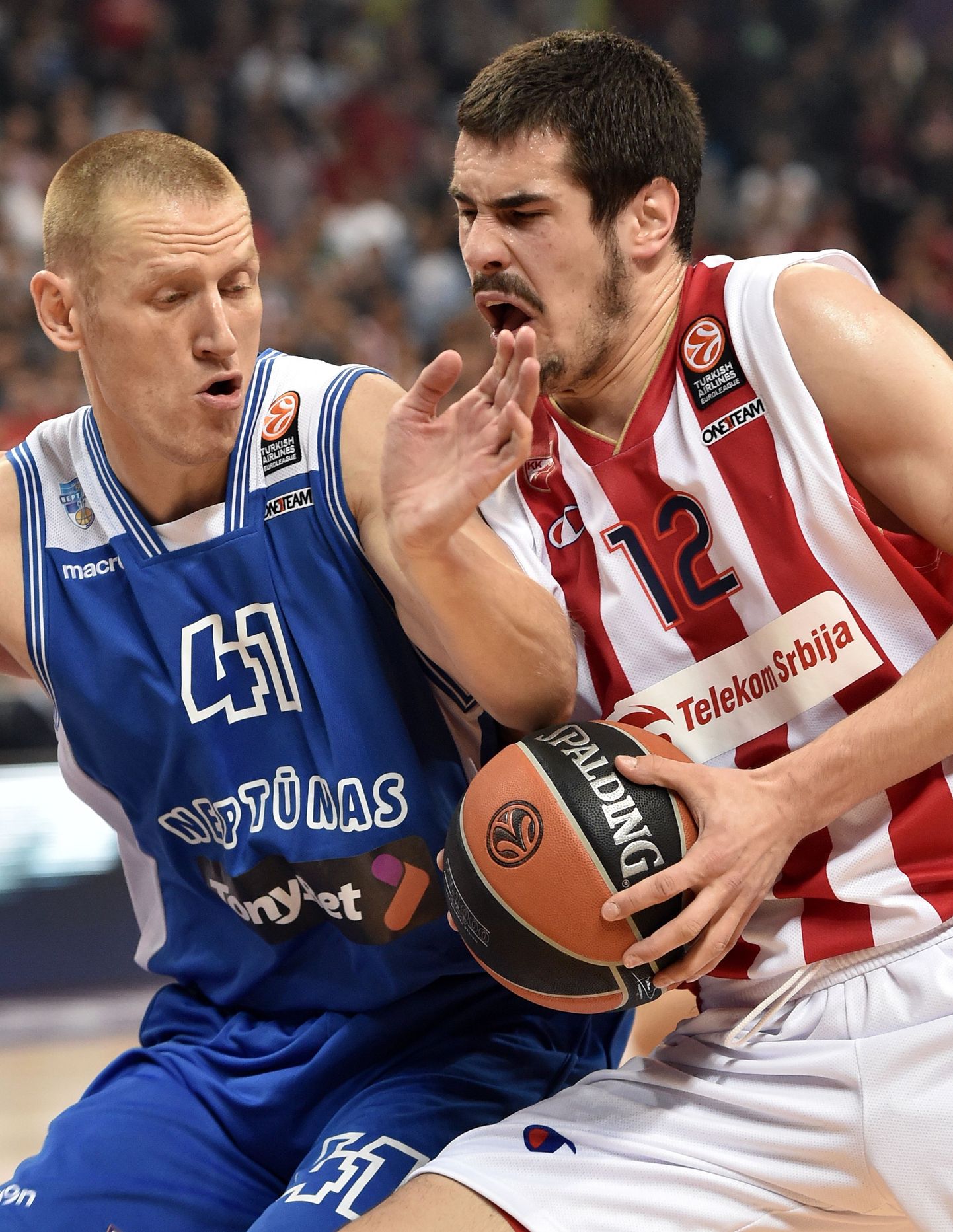 Klaipeda Neptunase mängija Donatas Zavackas (vasakul) võitleb Belgradi Crvena Zvezda mängumehe Nikola Kaliniciga.