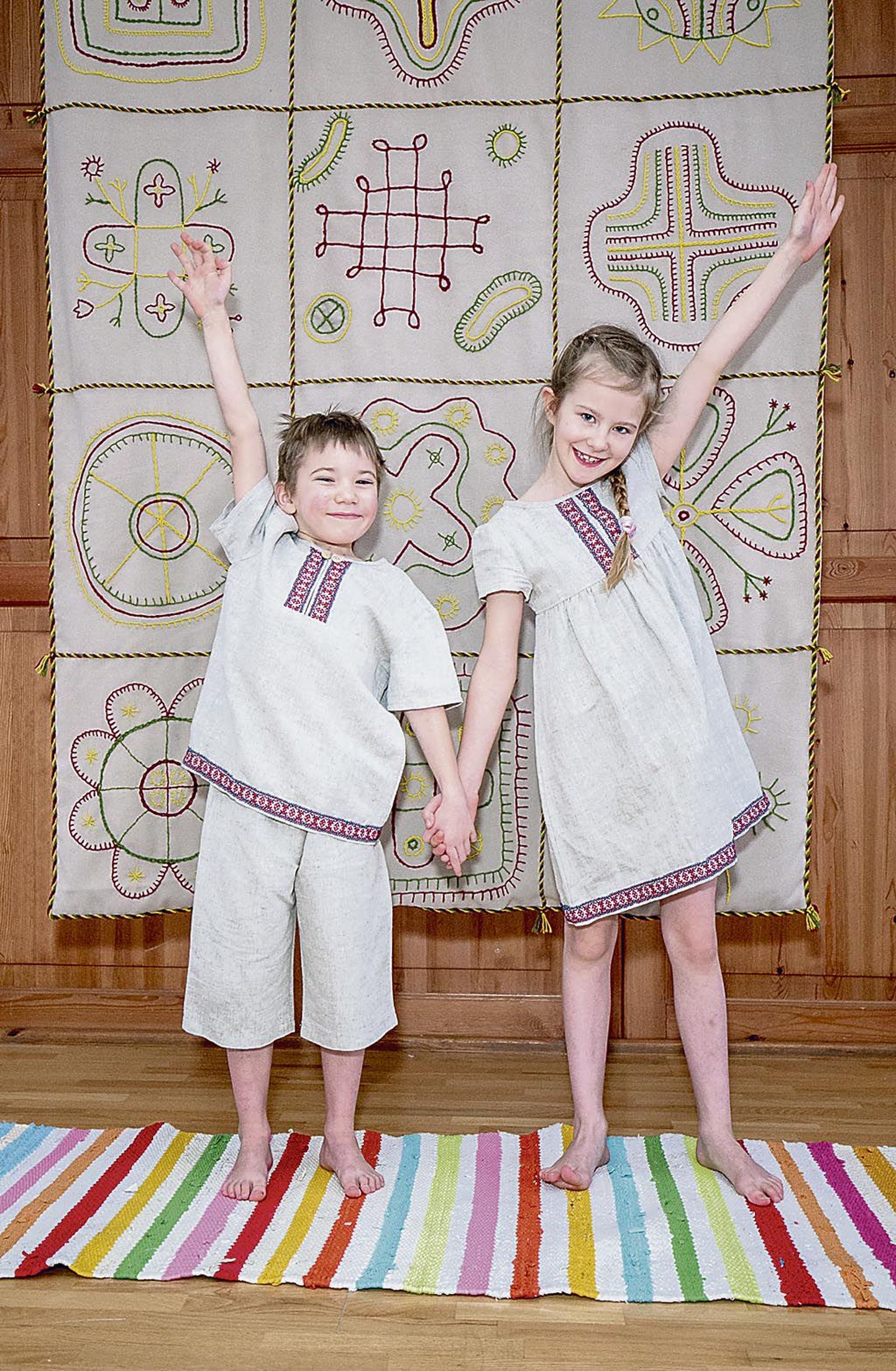 Mai lasteaia mudilased Trevor ja Loviise demonstreerivad lasteaia 2015. aasta rõivakollektsiooni.