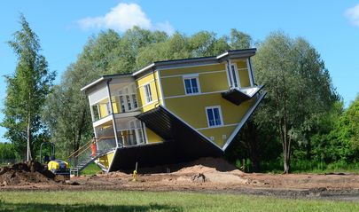 Этот ярко-желтый перевернутый дом уже прозвали домом тети Маали. Фото: