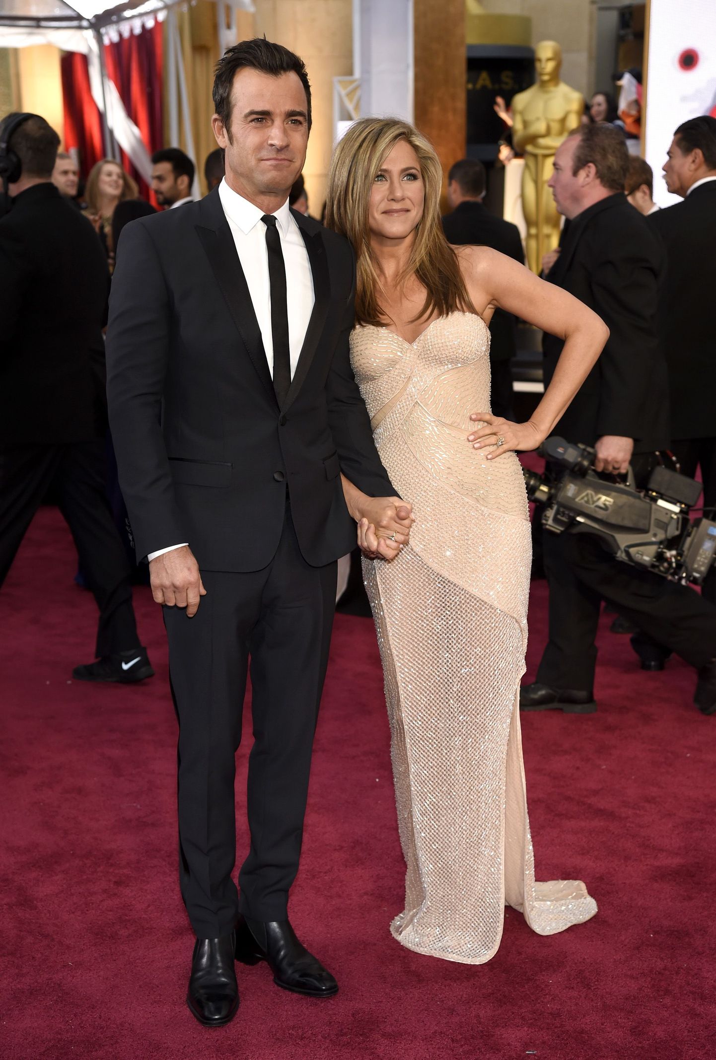 Justin Theroux, left, and Jennifer Aniston arrive at the Oscars on Sunday, Feb. 22, 2015, at the Dolby Theatre in Los Angeles. (Photo by Chris Pizzello/Invision/AP)