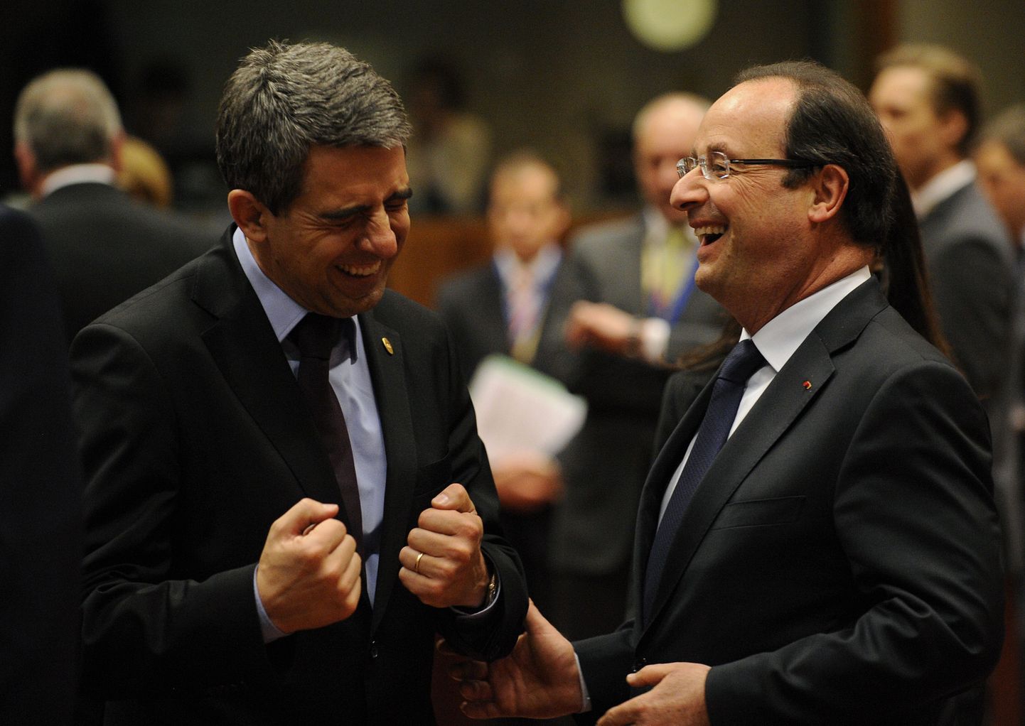 Президент Болгарии Росен Плевнелиев (слева) и президент Франции Франсуа Олланд на встрече глав ЕС в Брюсселе вчера.