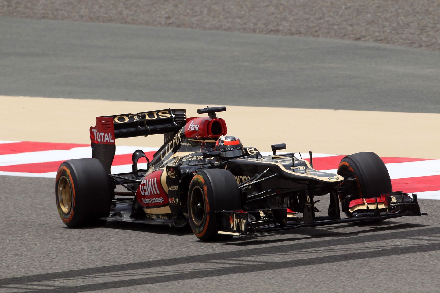 Kimi Räikkönen Bahreinis kihutamas.