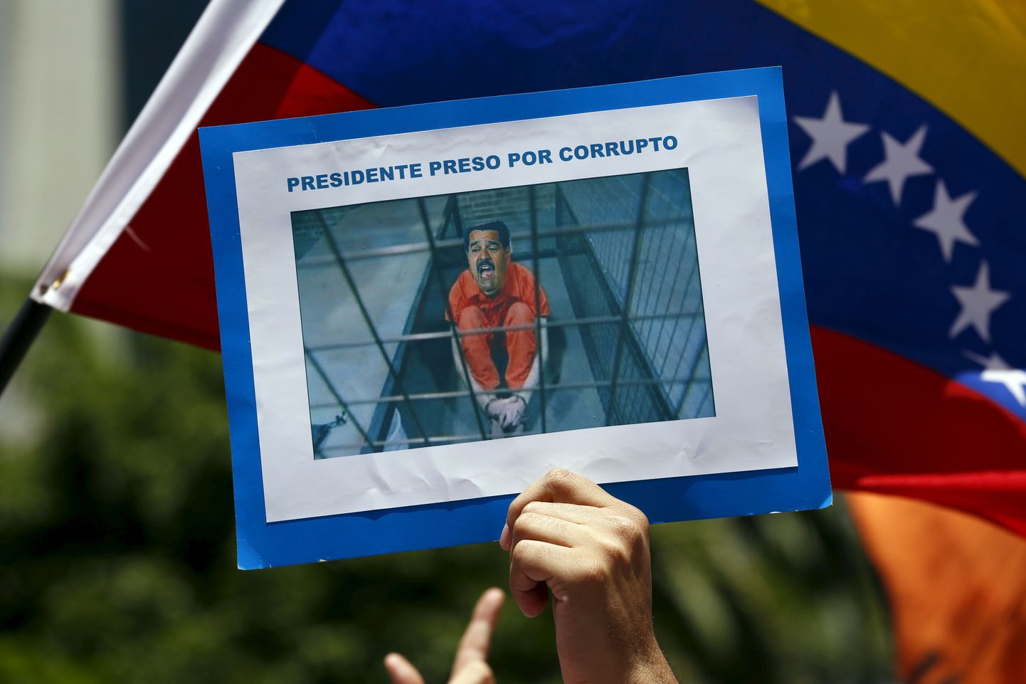 President Madurot vangis kujutav plakat opositsiooni meeleavaldusel.