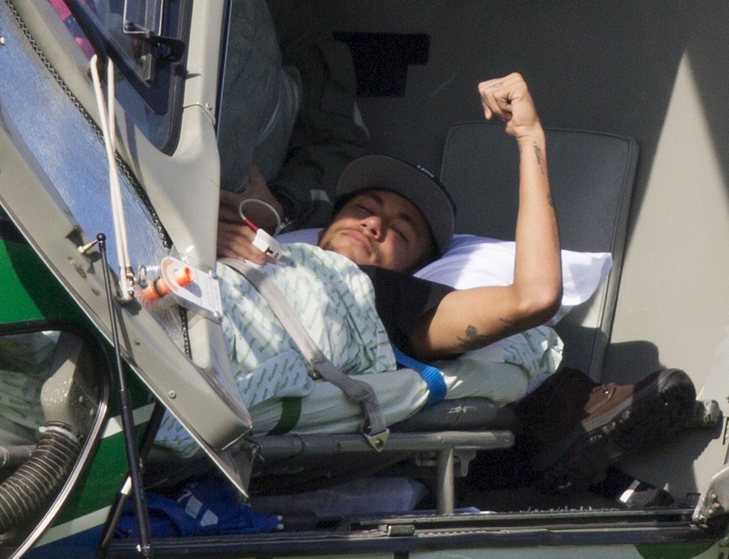 Vigastatud Neymar toimetati eile helikopteriga koondise treeninglaagrist koju Sao Paulosse.