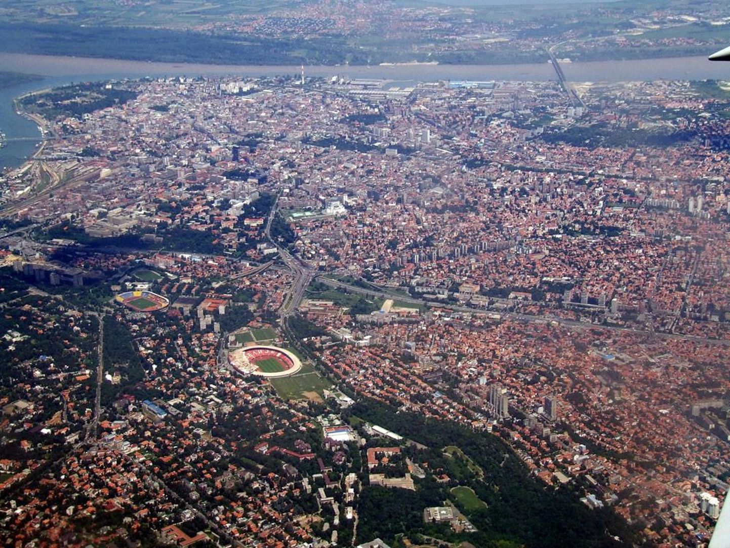 Pildil on kujutatud Red Stari ja Partizani staadionid.