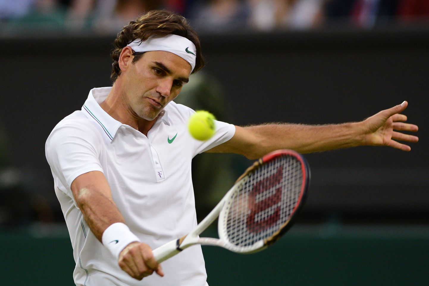 Roger Federer oli Julian Benneteau'ga püstihädas, kuid võitis siiski viies setis.