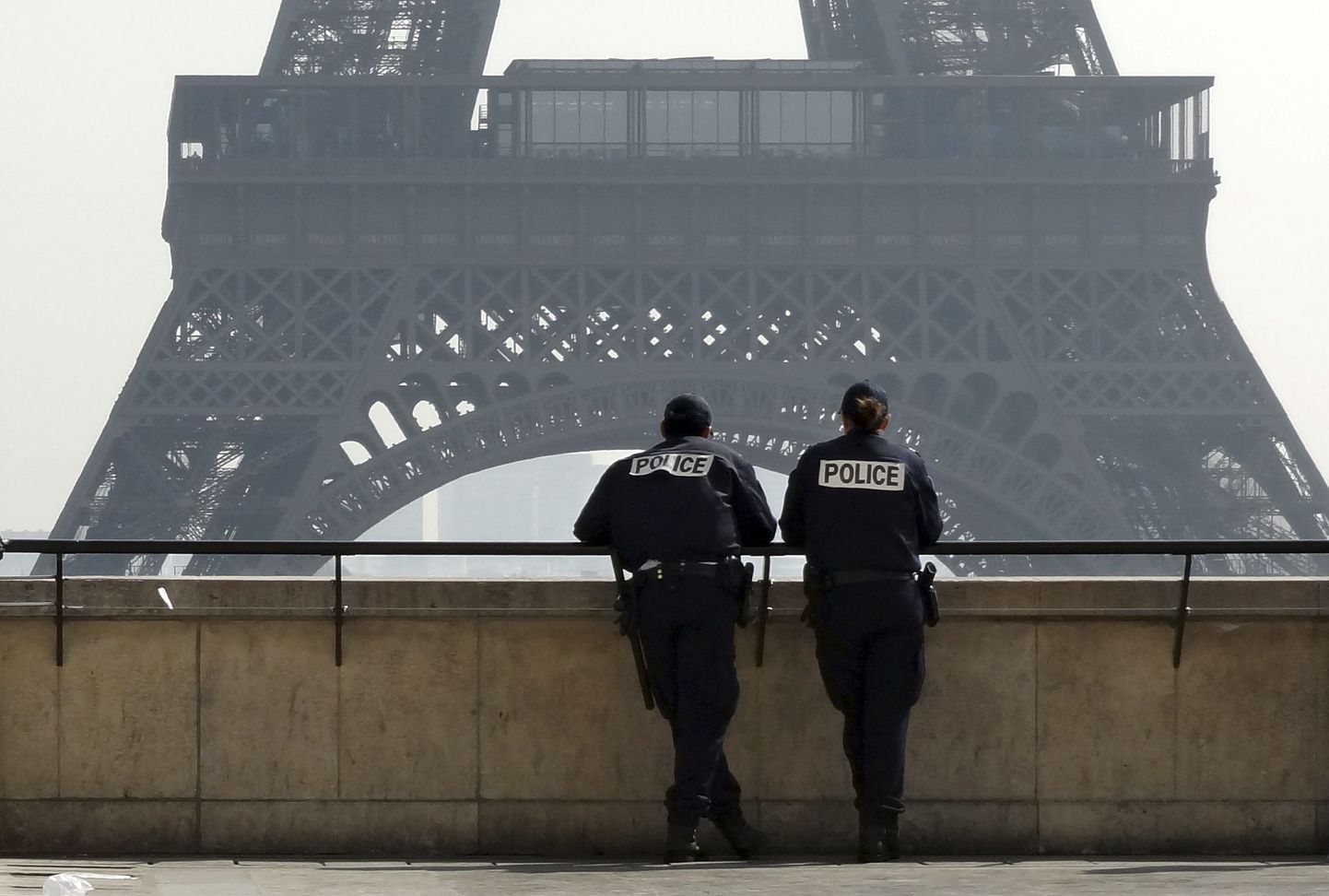 Prantsuse politseinikud Pariisis Trocadero väljakul Eiffeli torni lähedal.