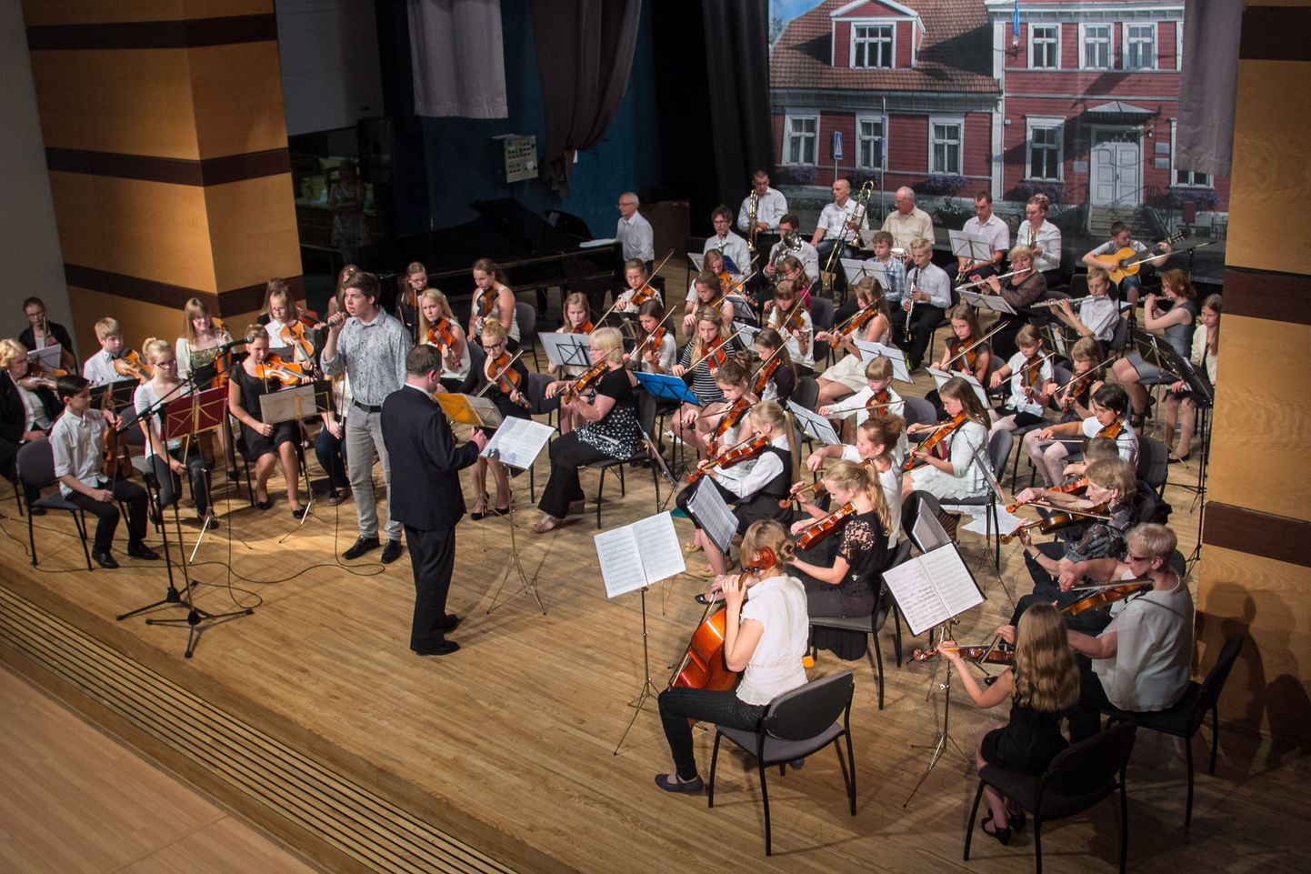 Liivimaa noorteorkester alustab peagi uut hooaega, mis tõotab tulla töine ja esinemisterohke. Orkestris mängivad noored muusikud ja õpetajad kaheksast muusikakoolist.