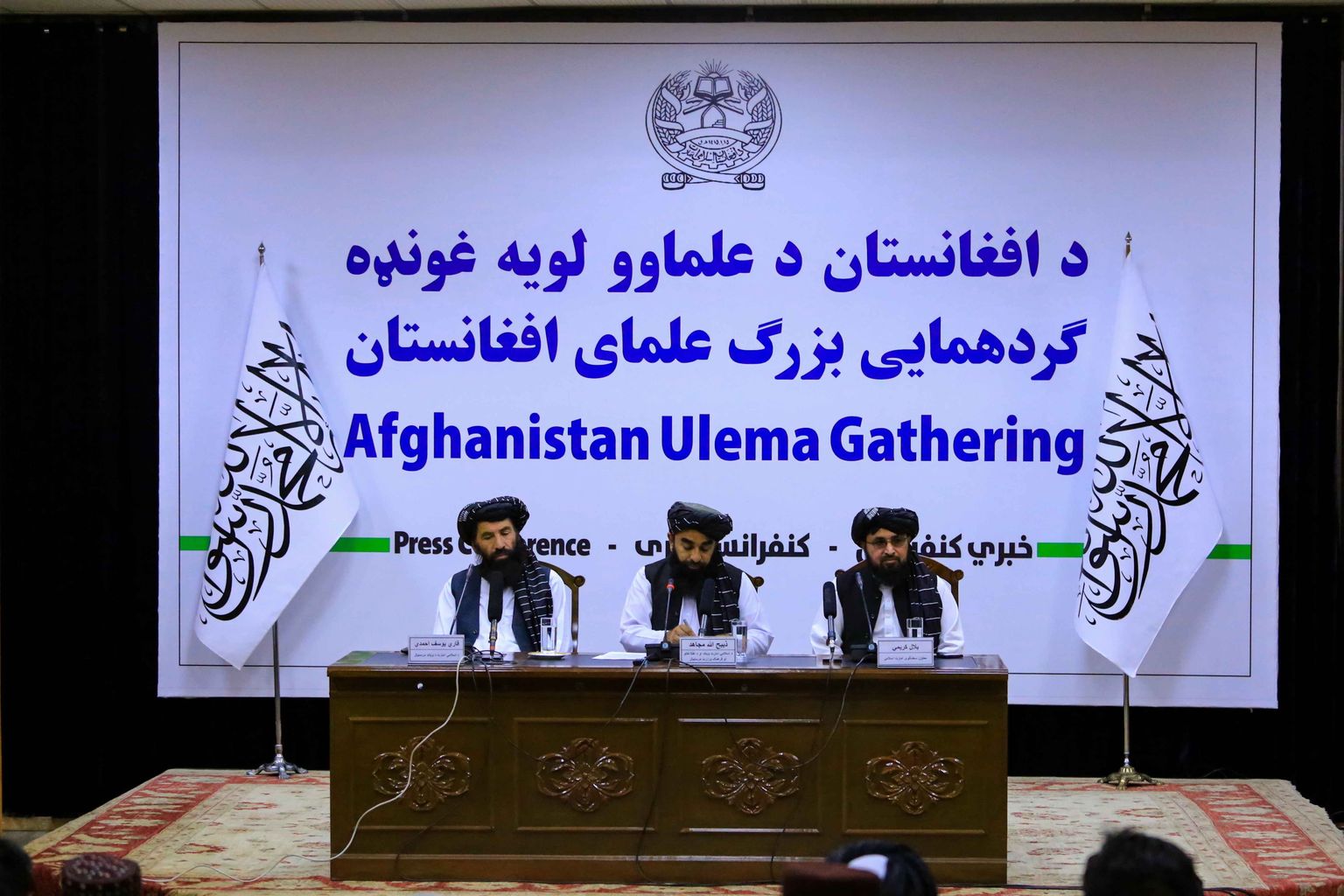 Talibani kõneisikud Zabiullah Mujahid (keskel) ja Bilal Karemi (paremal) pressikonverentsil enne loya jirga ehk suurkogu algust Afganistani pealinnas Kabulis neljapäeval.