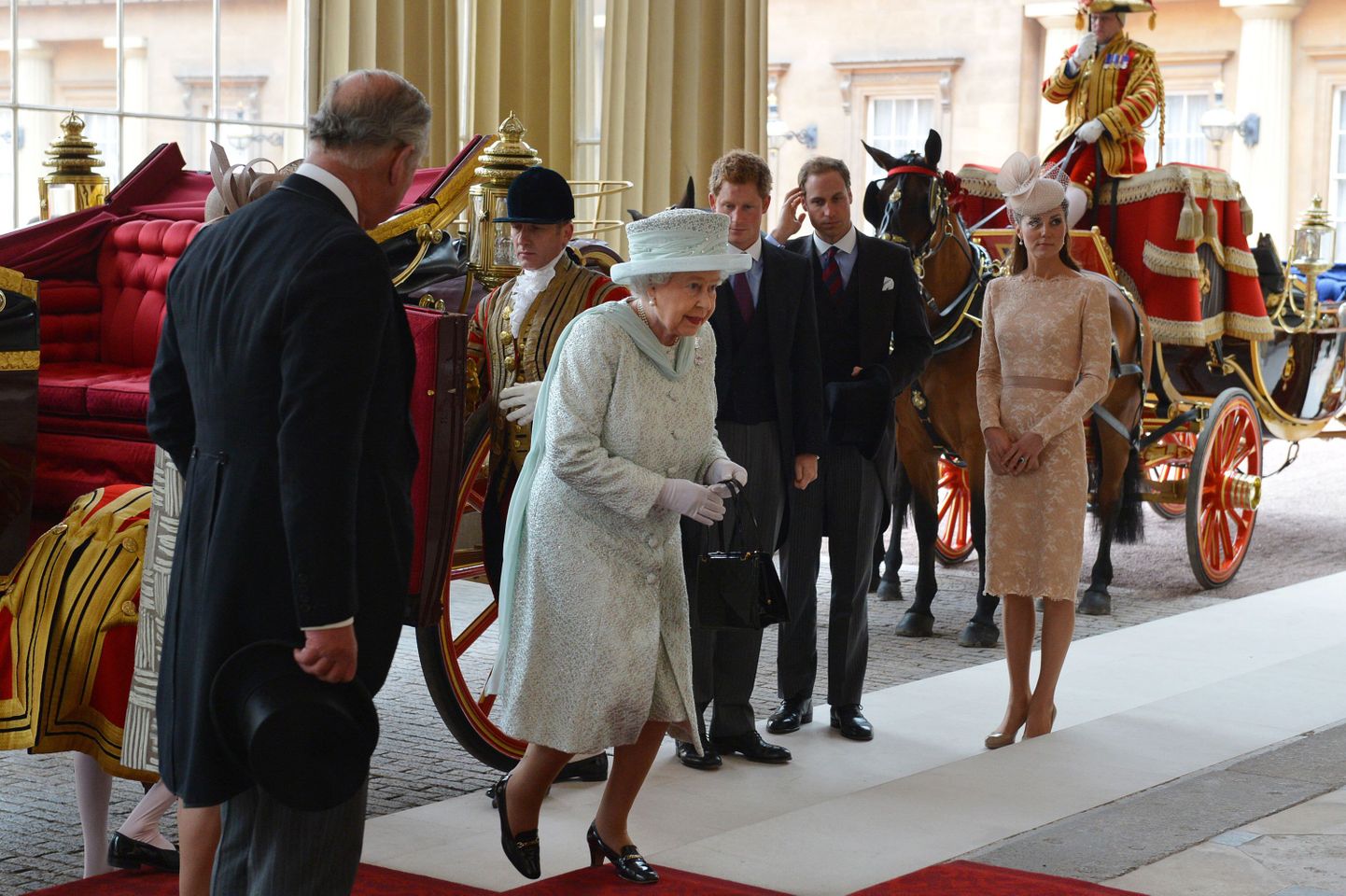 Kuninganna Elizabeth II  saabumas pärast St. Pauli katedraalis peetud jumalateenistust Buckinghami paleesse. Taamal prints Charles, printsid William ja Harry ning Cambridge`i hertsoginna Catherine