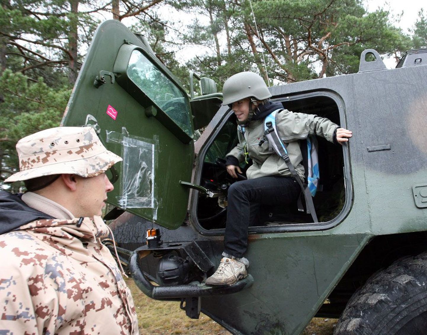 Militaarseiklusel sai 6. klassi õpilane Joosep nooremseersant Valeri Fedorovi valvsa pilgu all korraks proovida, kuidas on PASI soomuki roolis istuda.