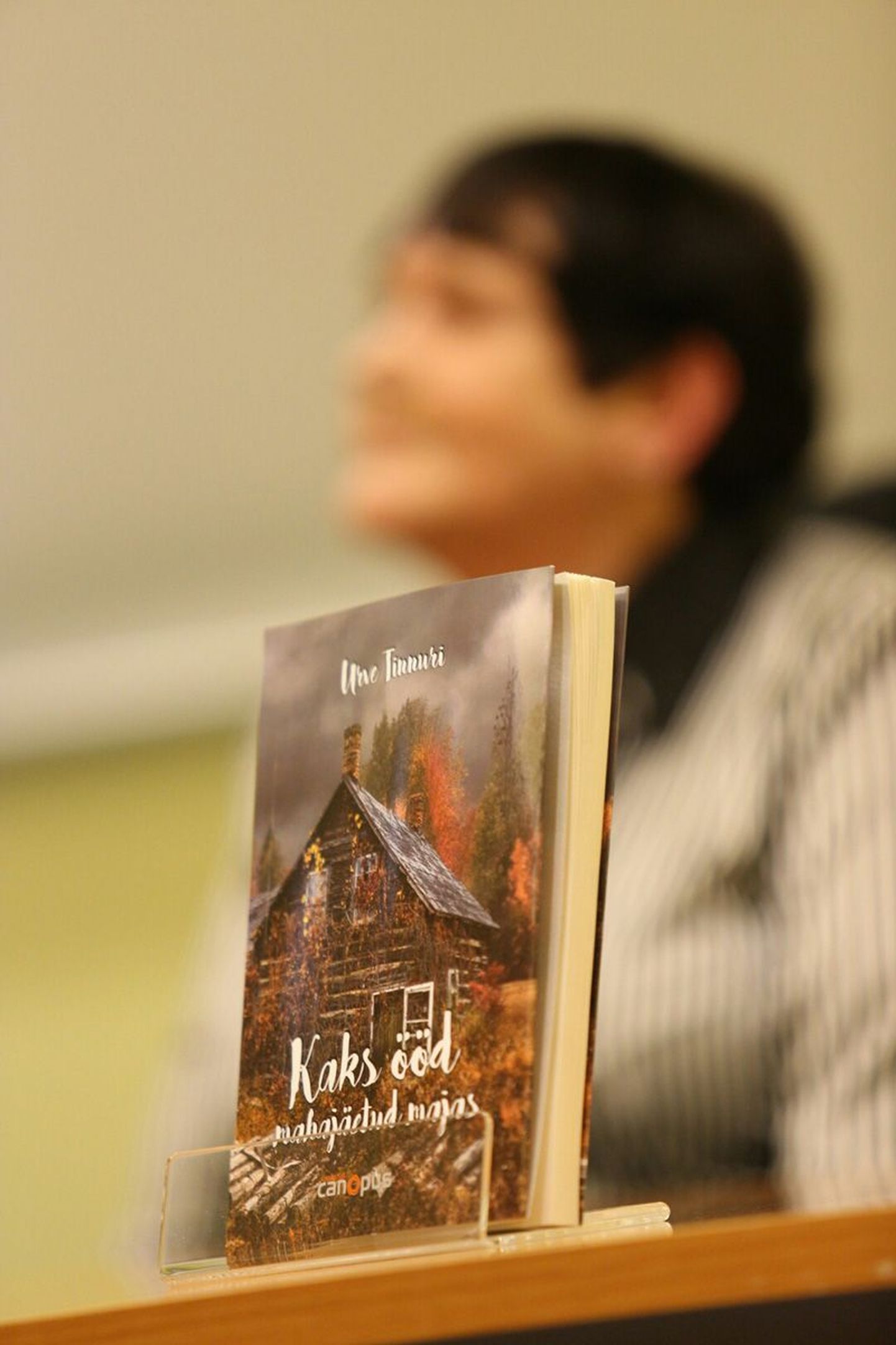 Kirjanik Urve Tinnuri esitles kolmapäeval Lääne-Virumaa keskraamatukogus oma esimest romaani “Kaks ööd mahajäetud majas”.