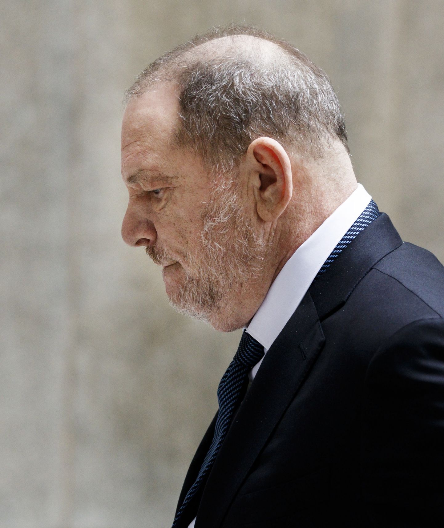 Morni näoga Harvey Weinstein 11. oktoobril sisenemas New Yorgis asuvasse ülemkohtusse.