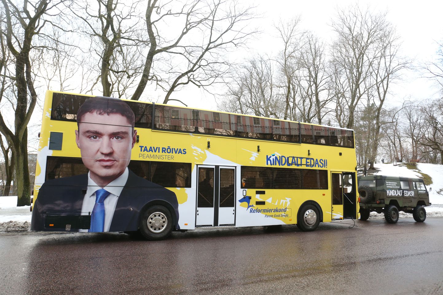Предвыборный автобус Партии реформ.