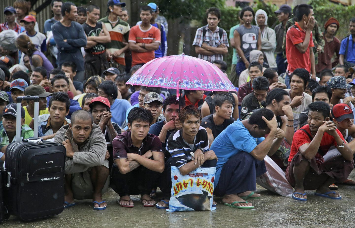 Orjastavates tingimustes töötanud Birma kalurid ootavad lahkumist Ida-Indoneesiast.