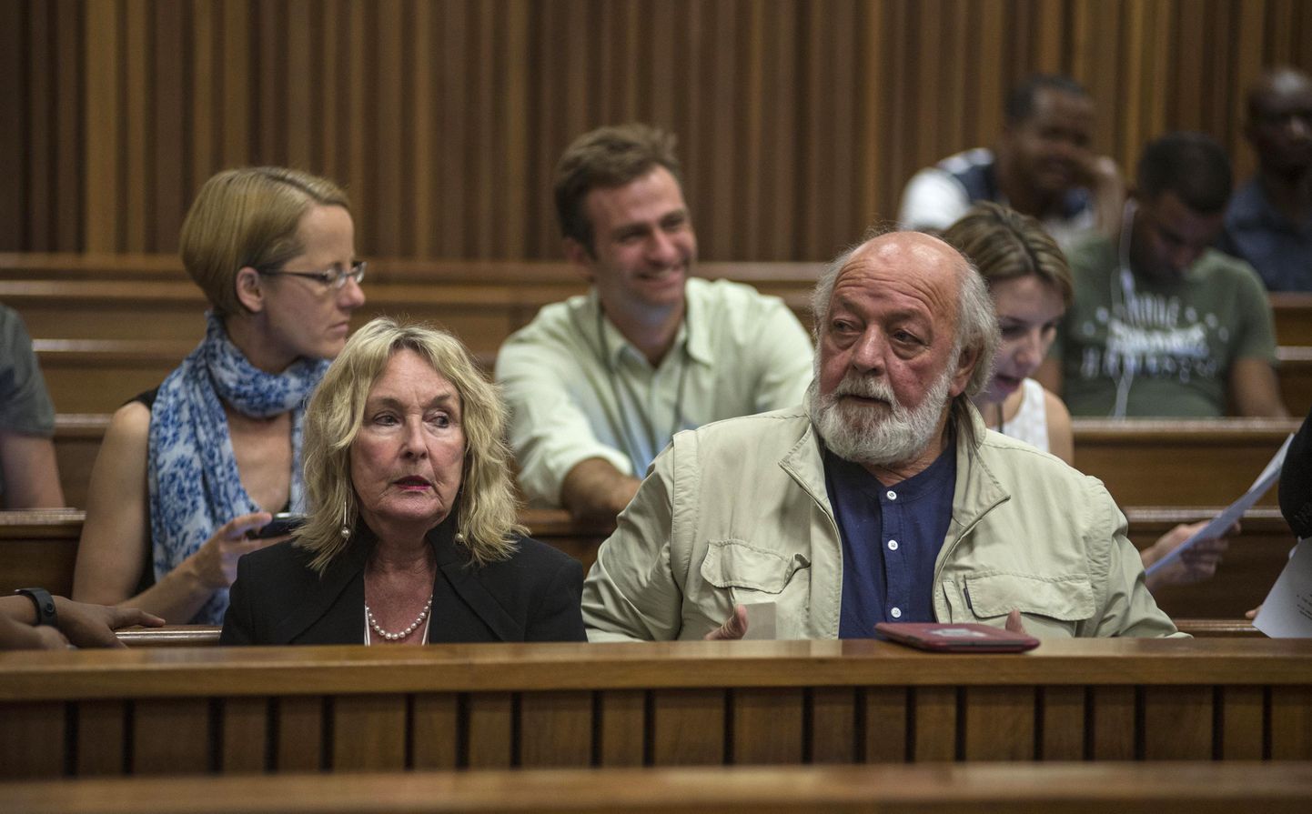 Reeva Steenkampi ema June ja isa Barry kohtuistungil.