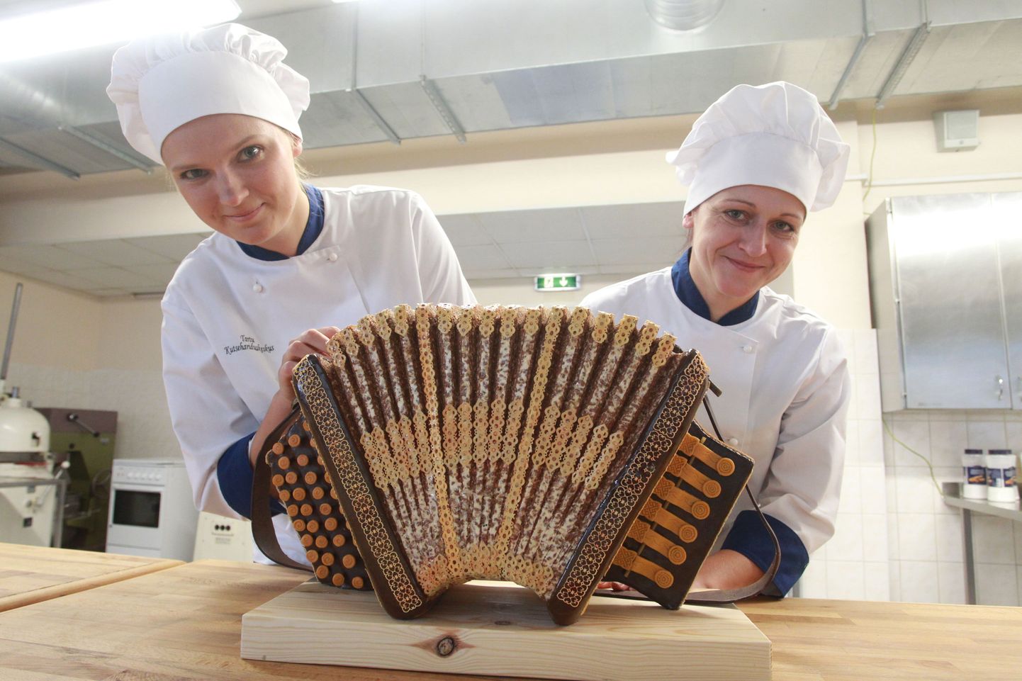 Tallinna toidumessil peetud võistlusel «Aasta kondiiter 2015» saavutasid Tartu kutsehariduskeskuse kondiitritehnoloogia õppurid Sirle Saviauk (vasakul) ja Katrin Allas esikoha.