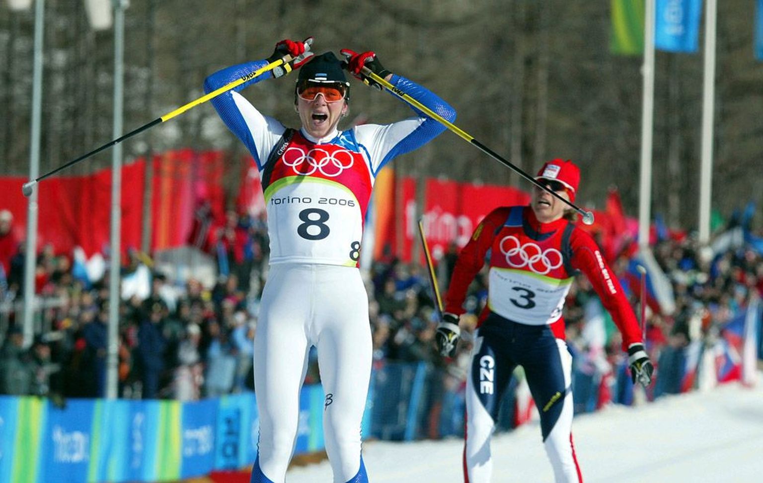 Kuldne finiš Torino olümpial 2006. aastal. Kristina Šmigun-Vähi tõusis suusavahetusega sõidus maailma parimaks!