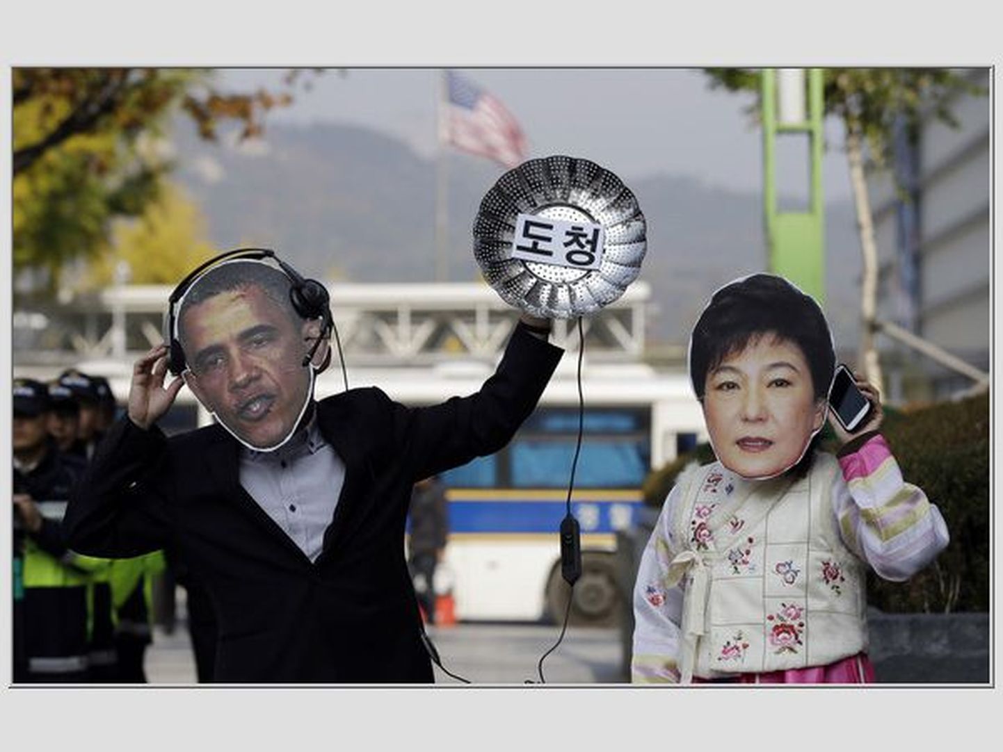 Maskides lõunakorealased protesteerimas sõprade taga nuhkimise vastu.