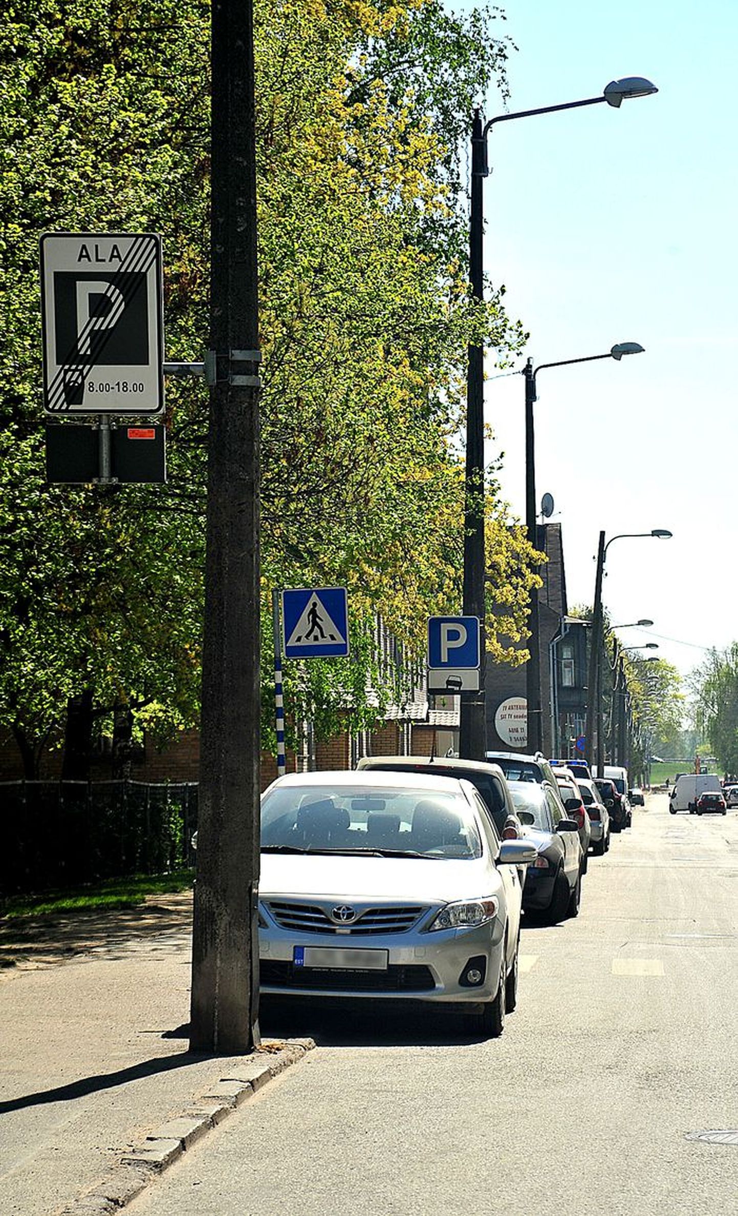 Tasulise parkimise ala piiri taga on Tartu tänavad parkivaid autosid täis. Kas sel põhjusel tuleks laiendada tasulise parkimise ala piire, oli linnavolikogu komisjoni koosolekul üks küsimusi. Pildil Aleksandri tänav eile keskpäeva paiku.