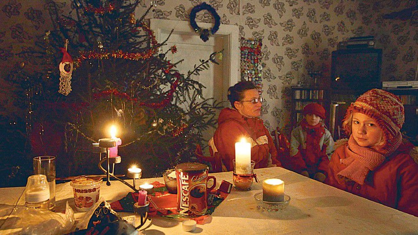 Темнеет в декабре рано, и мать семейства Тийна Трубер с дочками Неле и Хеленой уже днем зажигают в доме свечи.