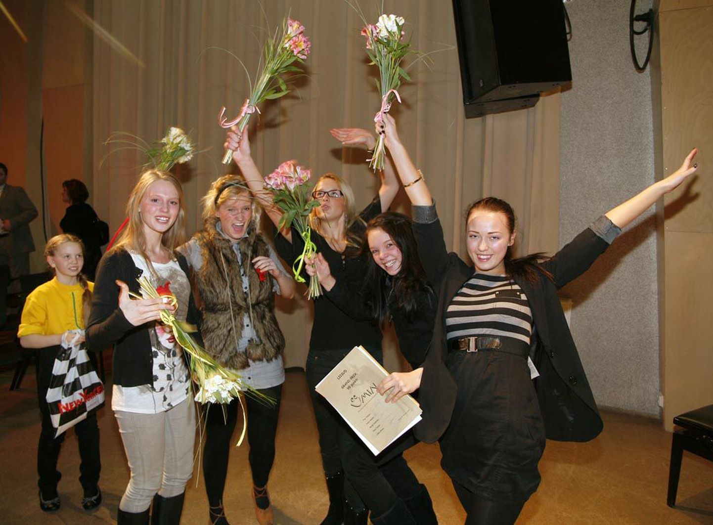 Kodumaakonna vokaalansamblite grand prix läks Pärnu Kunstide maja neidudeansamblile Liisud, mida juhendab Annely Kuningas.