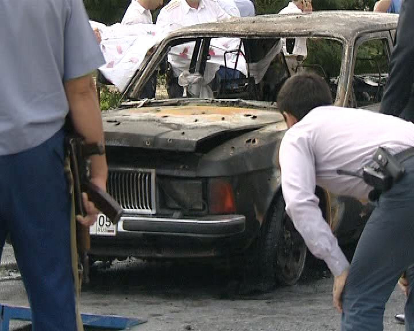 Politseinikud uurivad kuuliaukudega  autot Dagestanis, kus plahvatused ja tulevahetused on muutunud igapäevaelu osaks.