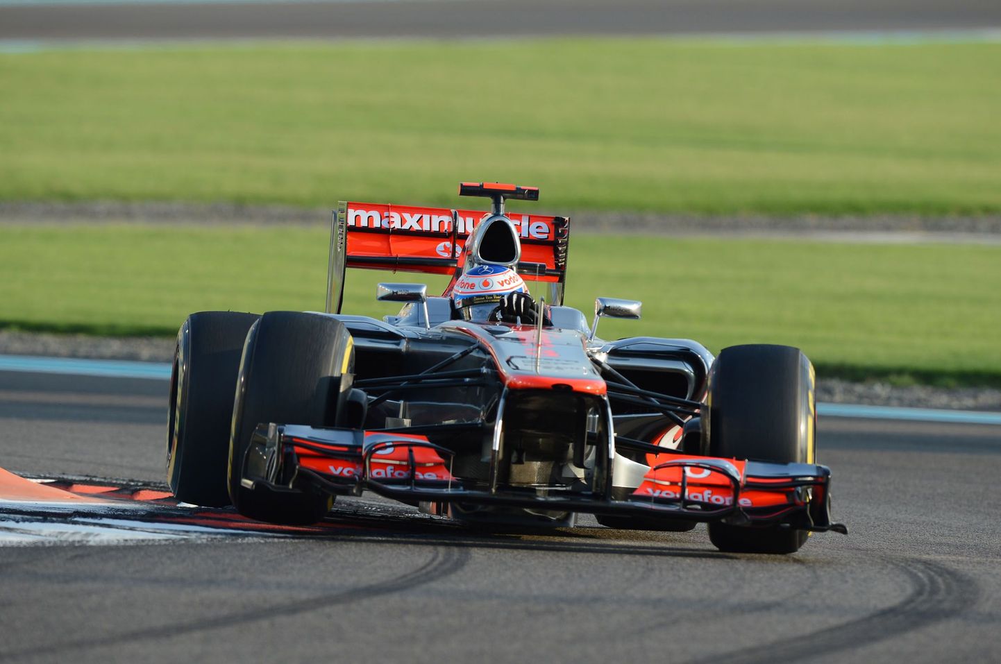 McLaren oli Abu Dhabis taas kiireim. Fotol Jenson Button.