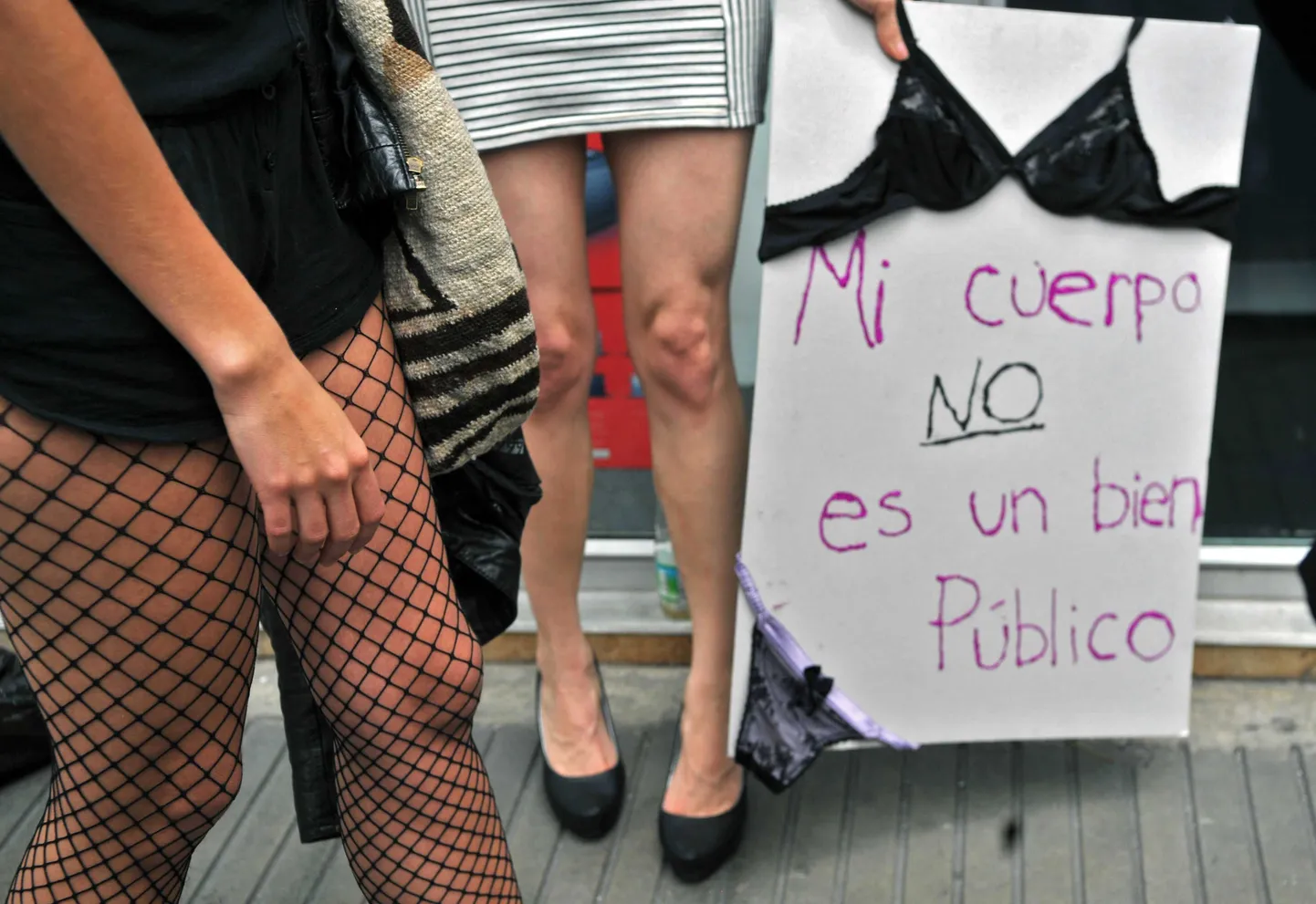 «Minu keha ei ole avalik omand,» teatab plakat vägistamisvastasel meeleavaldusel Bogotas. Seal protestiti muuseas ka väidete vastu, justkui oleks napimalt riietatud naine ohvriks langemises ise süüdi.