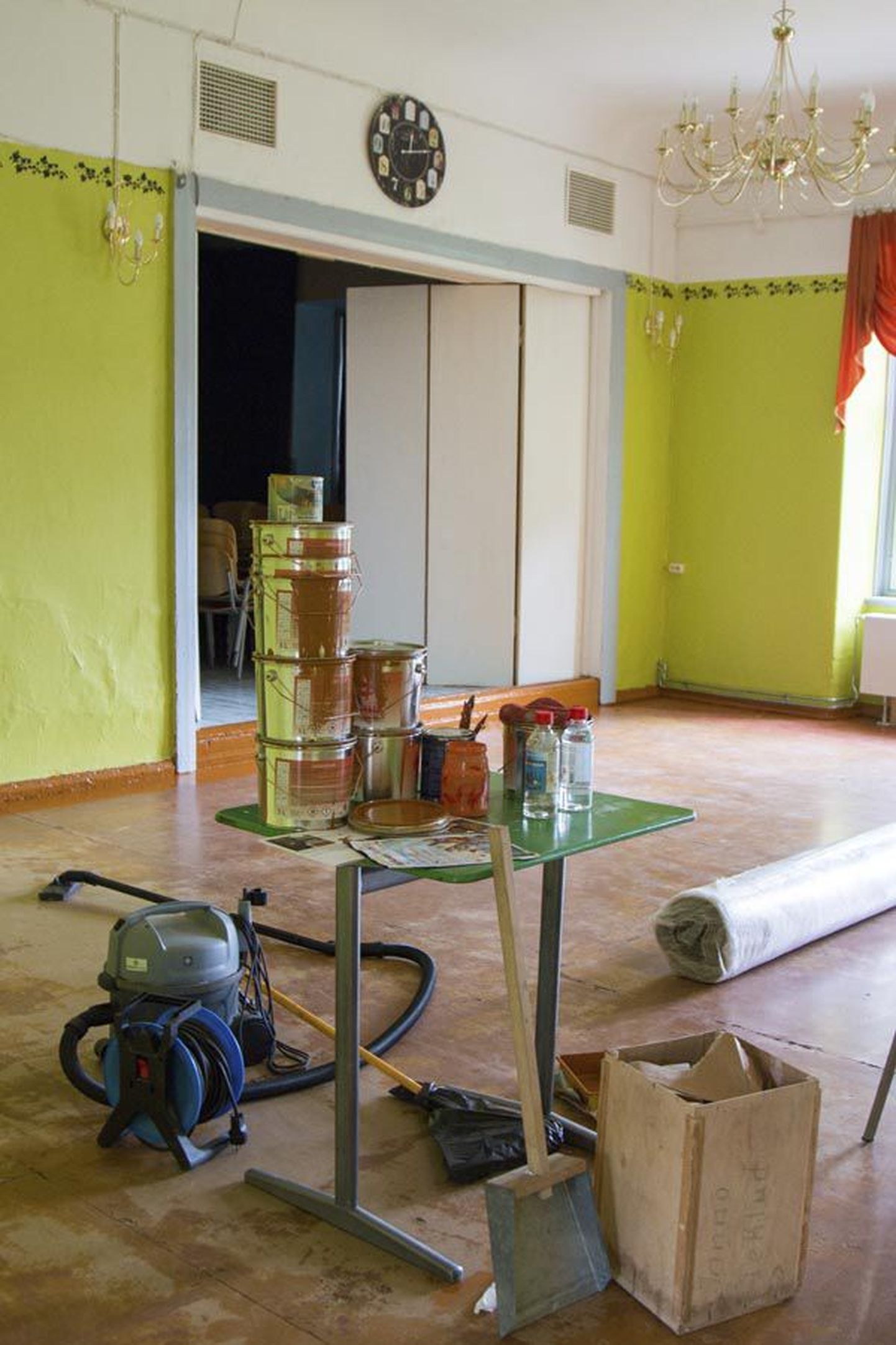Sakala külaskäigu ajal lõppesid majas värvimistööd, selle nädala jooksul saavad kolm klassiruumi uue põrandakatte.