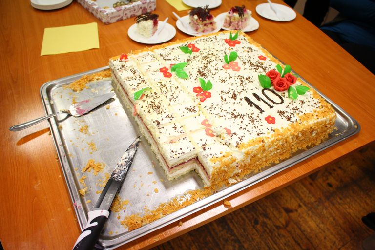 Sünnipäevaks tellitud 5kilone tort ootab veel kõiki uusi ja näljaseid külalisi.
